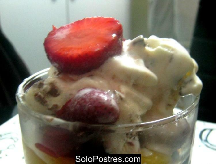 Copas fresquitas de crema y frutas