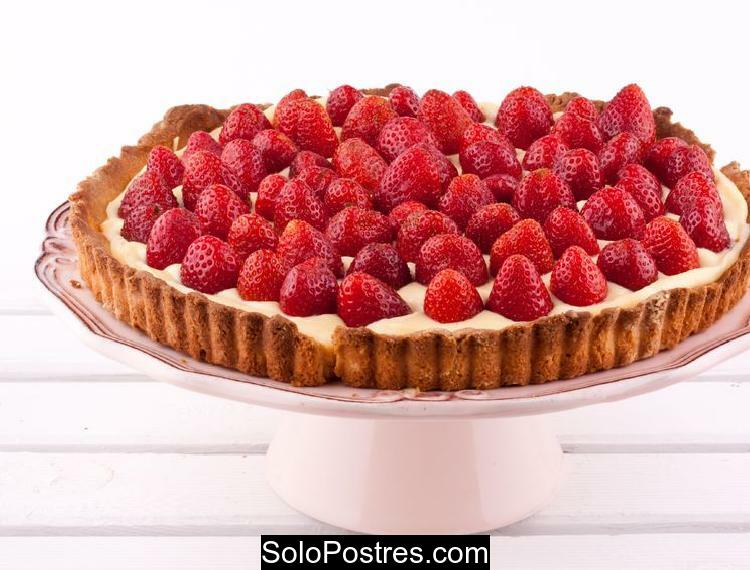 Deliciosa torta con fresas o frutos rojos