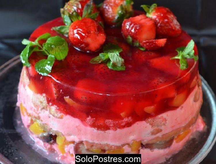 Postre rubí de gelatina con frutillas (fresas) y duraznos