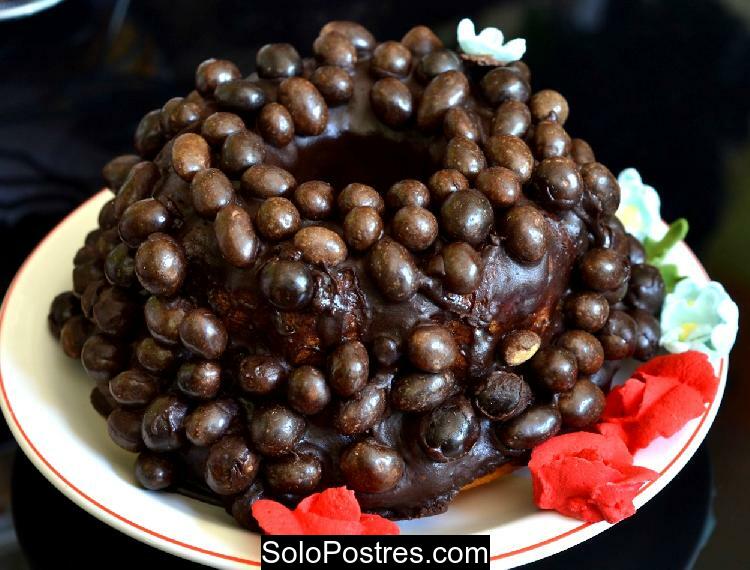 Torta de chocolate decorada con maní de chocolate