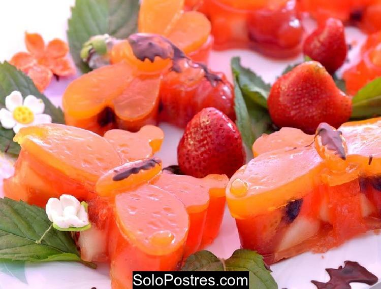 Postre de gelatina y fruta de colores intensos 