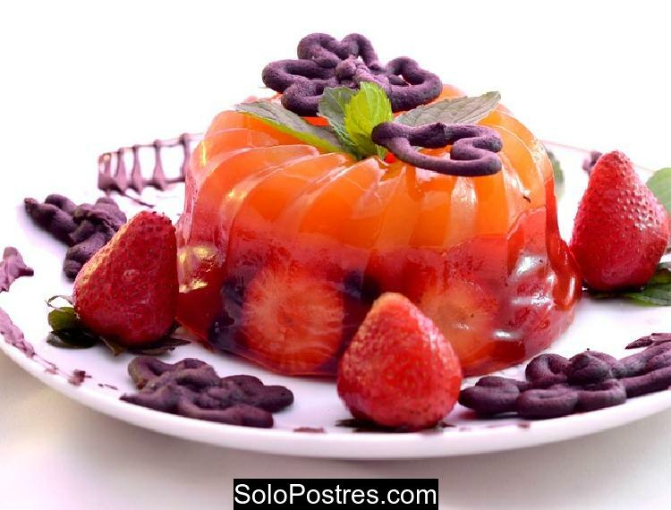 Llamativo postre de gelatina de frutilla y naranja con frutas