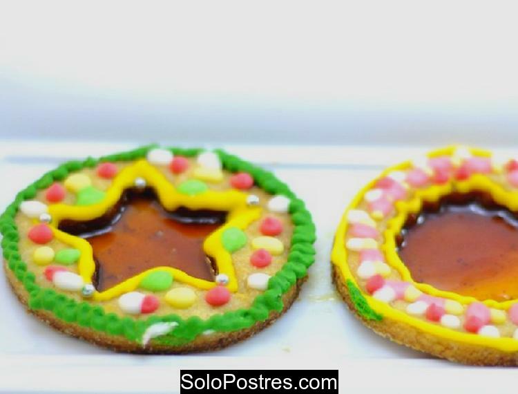 Galletitas vitreaux para colgar de un árbol