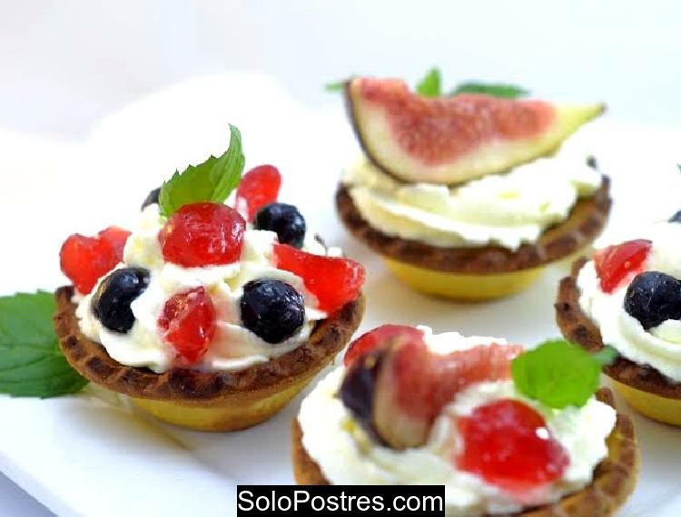 Tarteletas rellenas de chocolate, chantilly y frutas