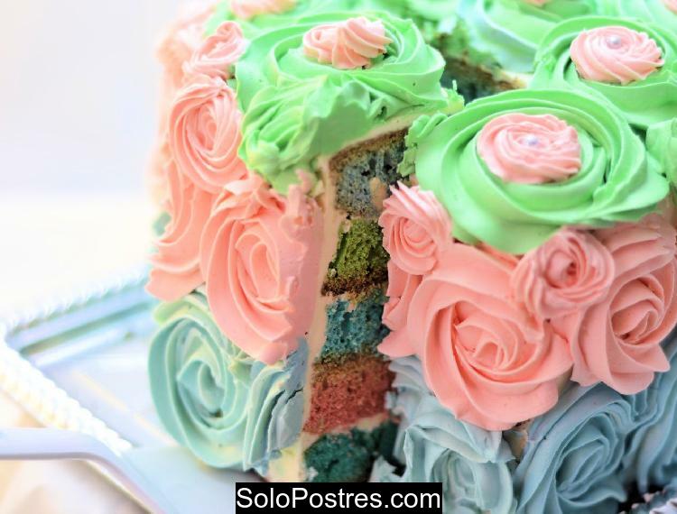 Torta de varios colores decorada con rosas