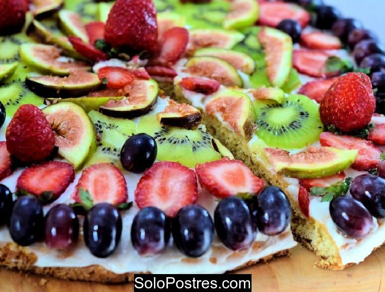 Pizza dulce con queso philadelphia y frutas varias