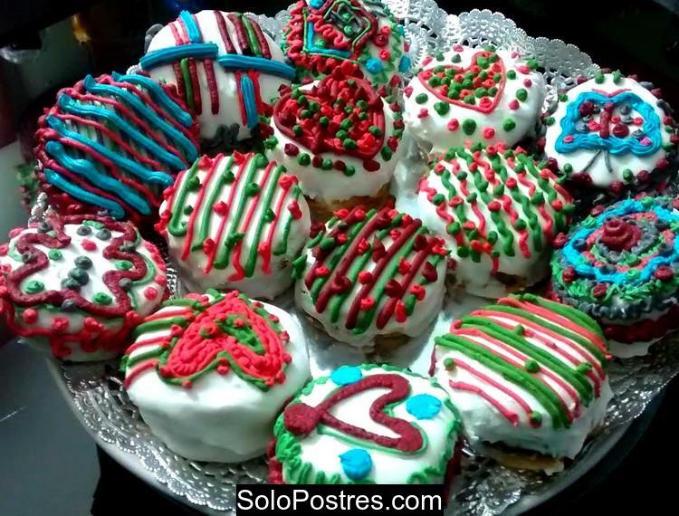 Alfajores bañados en glasé y decorados en colores vivos