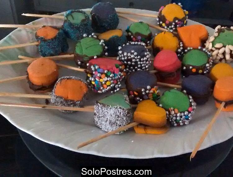 Paletas de alfajores rellenos con chocolate de muchos colores