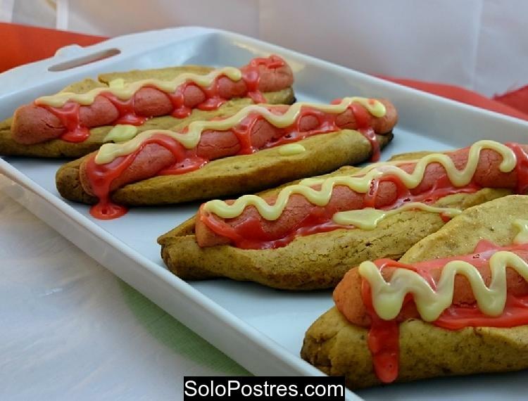 Hot dogs dulces bañados con salsas