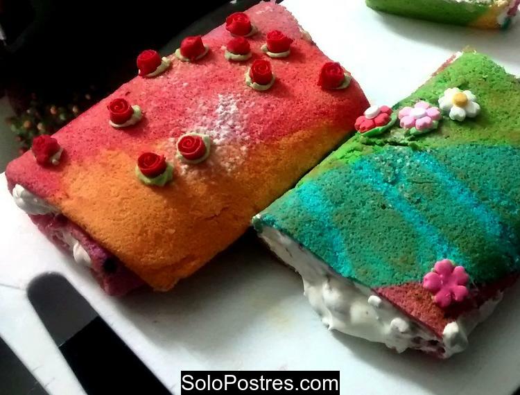 Pionono arco iris relleno de crema chantillí y dulce de leche 