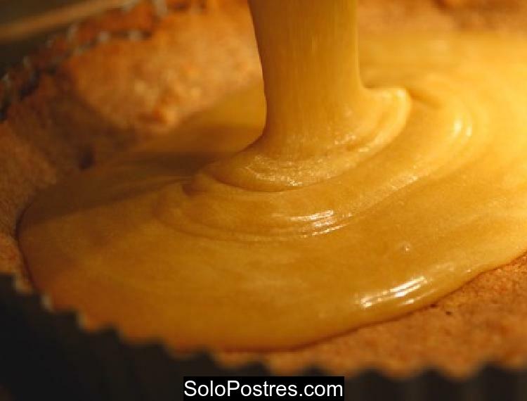 Tarta rellena con flan de naranja