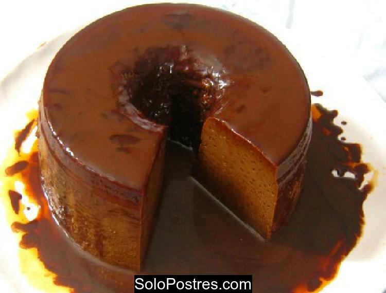 Flan de chocolate, dulce de leche o arequipe o cajeta y cafe