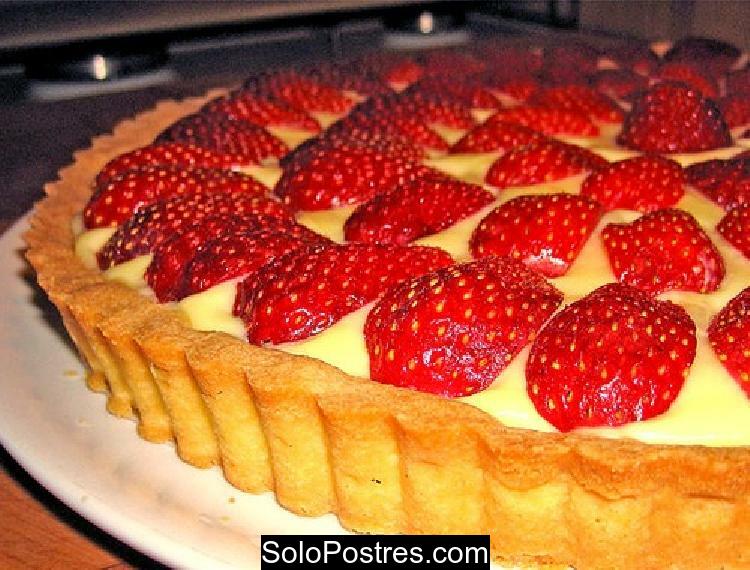 Tarta de crema pastelera con frutillas (fresas)