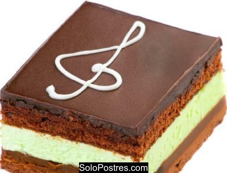 Postre especial de brownie y mousse de menta