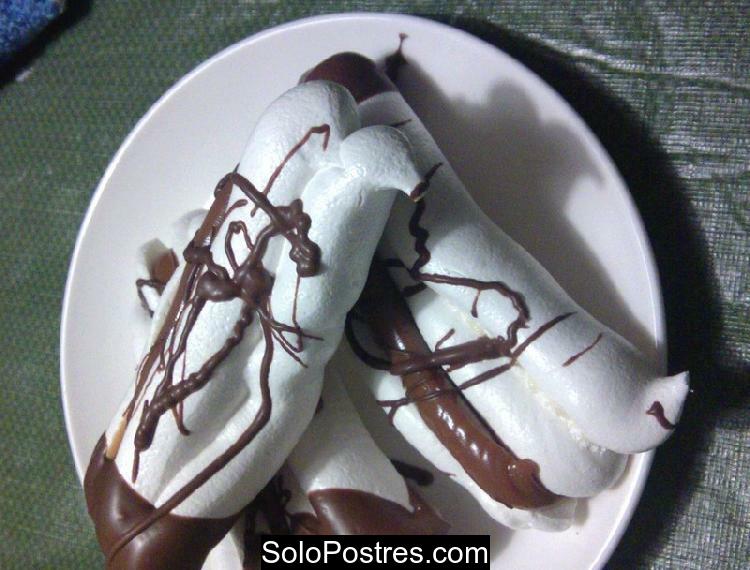 Merengues rellenos con crema Nutella y bañados con chocolate