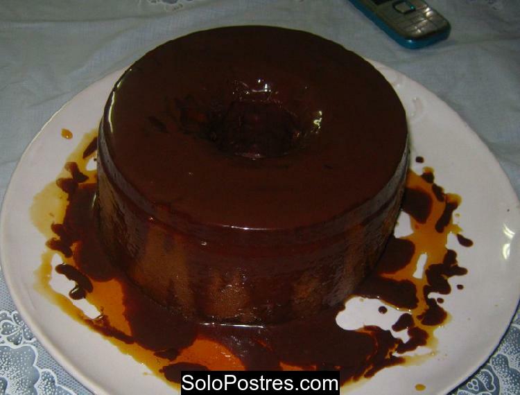 Flan de coñac con salsa de chocolate