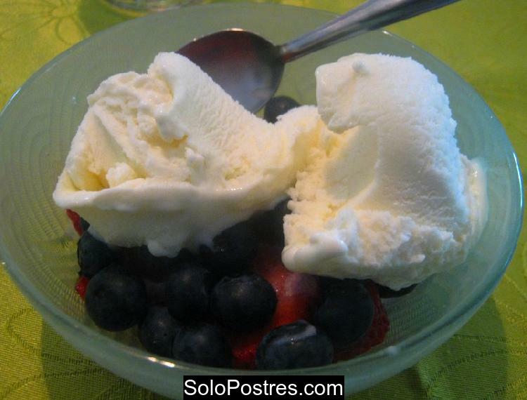 Helado de maní (cacahuate) con arándanos