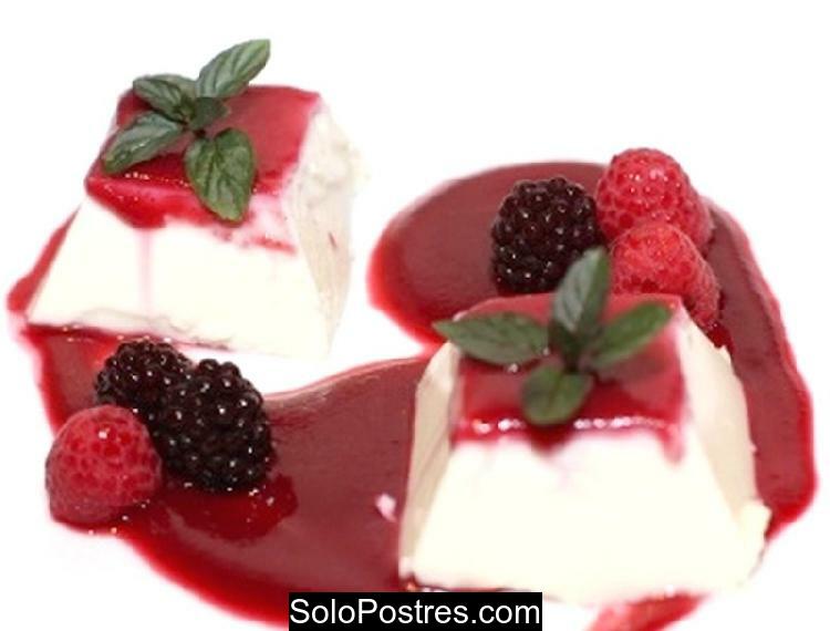 Panna cotta con frutos rojos