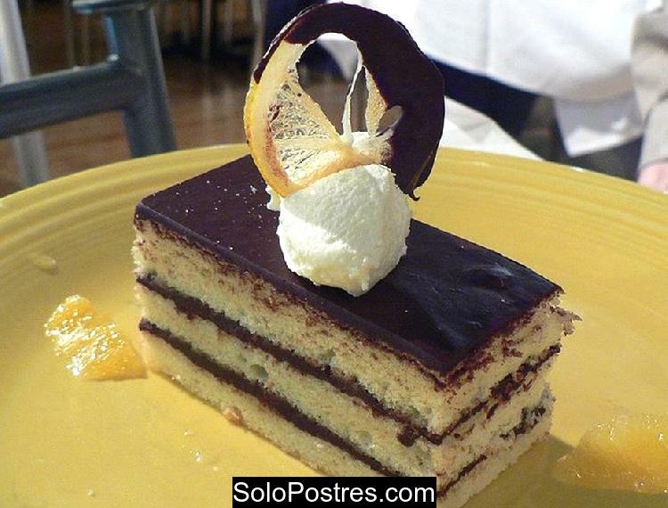 Torta de limón rellena con crema de chocolate