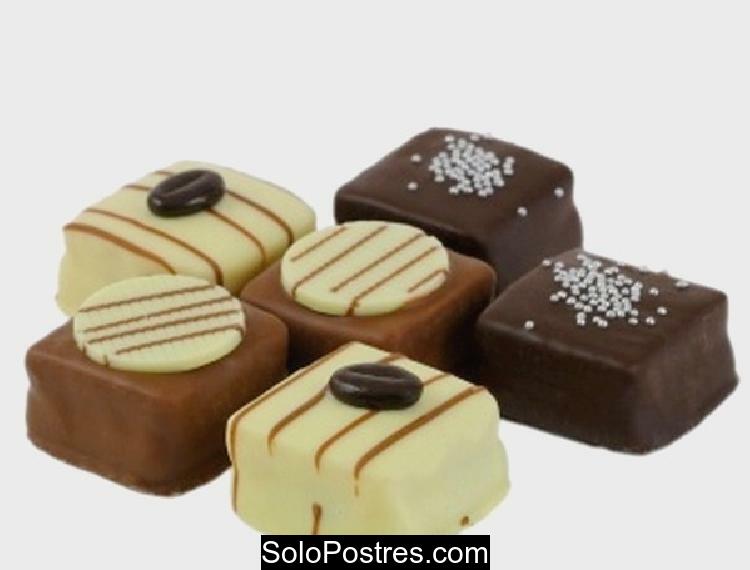 Petit fours de chocolate