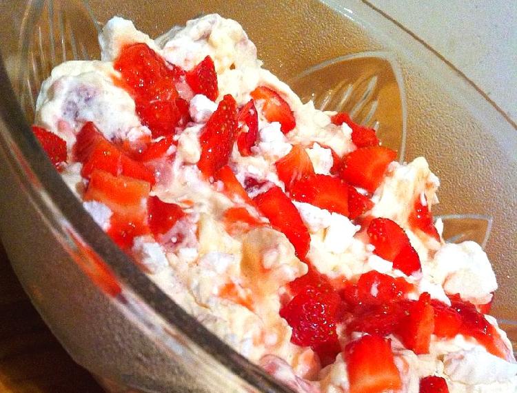 Postre rápido de merengue, frutillas ( fresas ) y dulce de leche