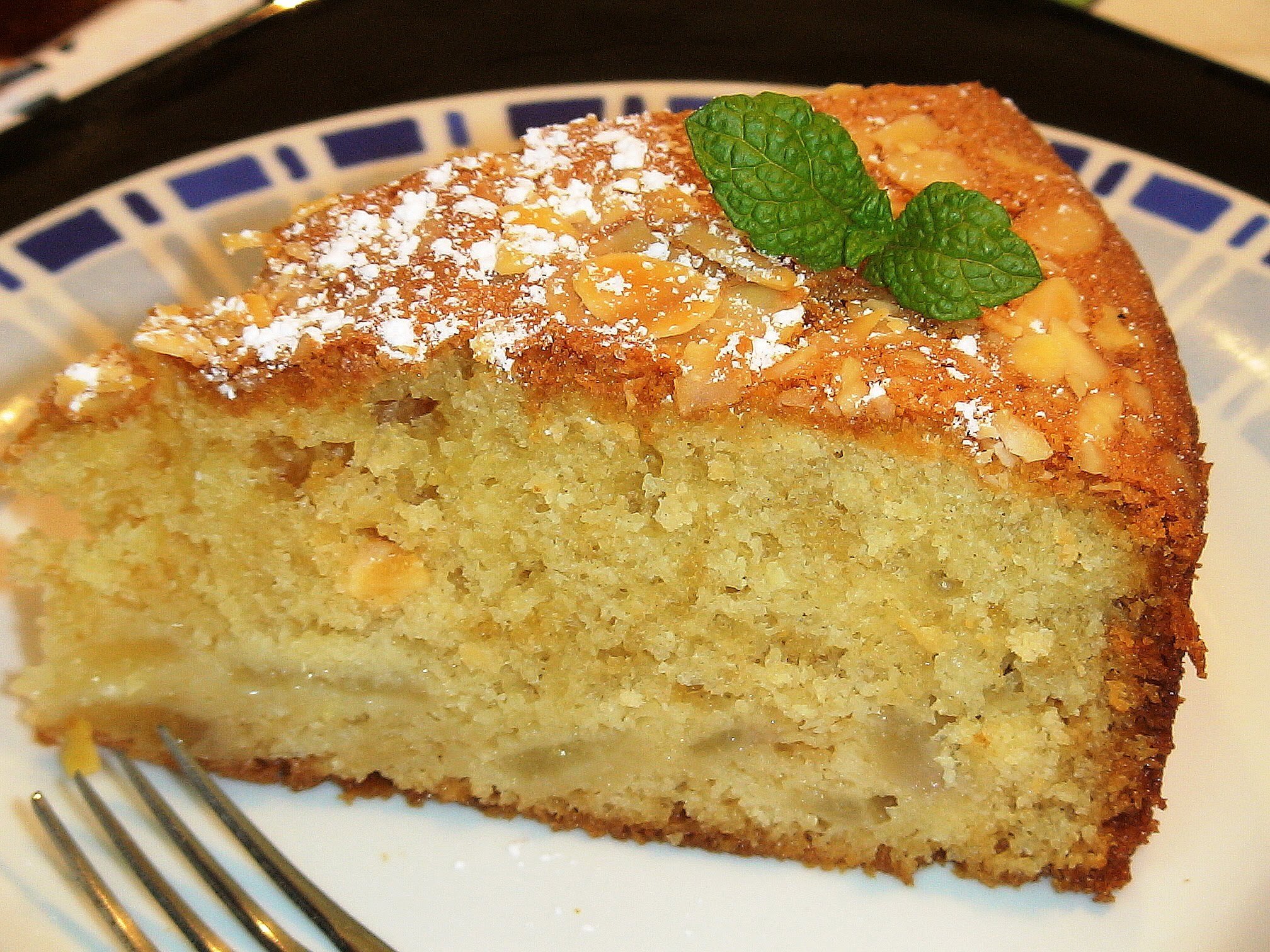 Bizcocho de peras con almendras y yogur griego