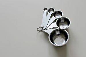 Cuántos gramos tiene una taza. Como medir los ingredientes.