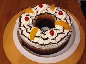 chocoflan con crema y frutas