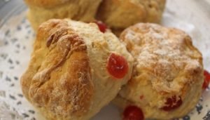 Scones con fruta abrillantada