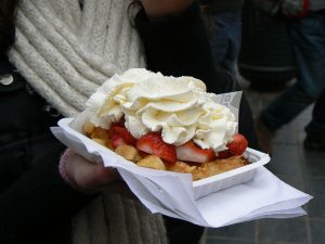 Waffles con fresas y nata batida