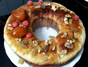 Rosca de Pascua rellena con puré de manzanas
