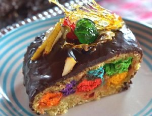 Pionono relleno de merengue y bañado con chocolate