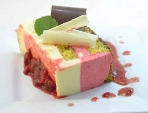 Barra fresca de chocolate blanco y chocolate con frutillas