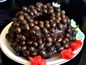 Torta de chocolate decorada con maní de chocolate