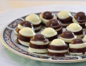 Bombones de chocolate blanco y negro con nueces