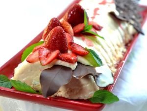 Postre cremoso de cerezas y leche condensada