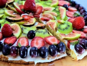 Pizza dulce con queso philadelphia y frutas varias
