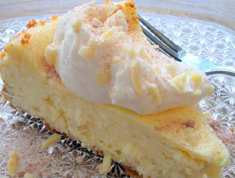 Torta rellena de ricota o queso crema y pasas
