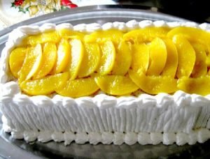 Torta de ciruelas y duraznos en almíbar