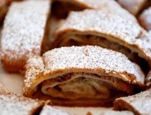 Strudel de dulce de membrillo con almendras