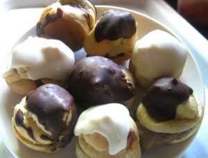 Profiteroles, petisu o bombas rellenas de crema de chocolate