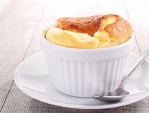 Soufflé de duraznos y almendras