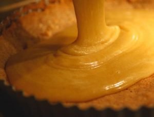 Tarta rellena con flan de naranja