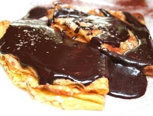 Panqueques con peras y bañados con salsa de chocolate
