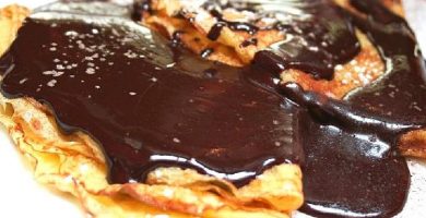 Panqueques con peras y bañados con salsa de chocolate