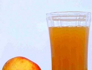 Cóctel (cocktail) energético light de manzanas, zanahorias y naranjas