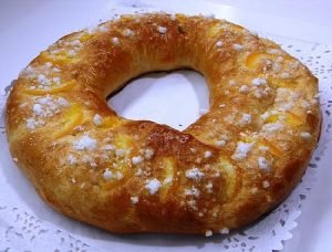 Rosca de Pascuas rellena de crema pastelera