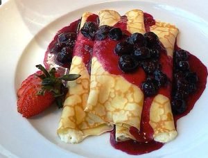 Panqueque light con durazno y frutilla