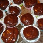 Mantecados de banana (plátano) y naranja con trozos de chocolate