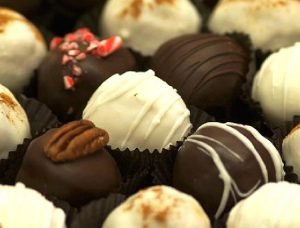 Bombones rellenos de chocolate, maníes y migas de torta